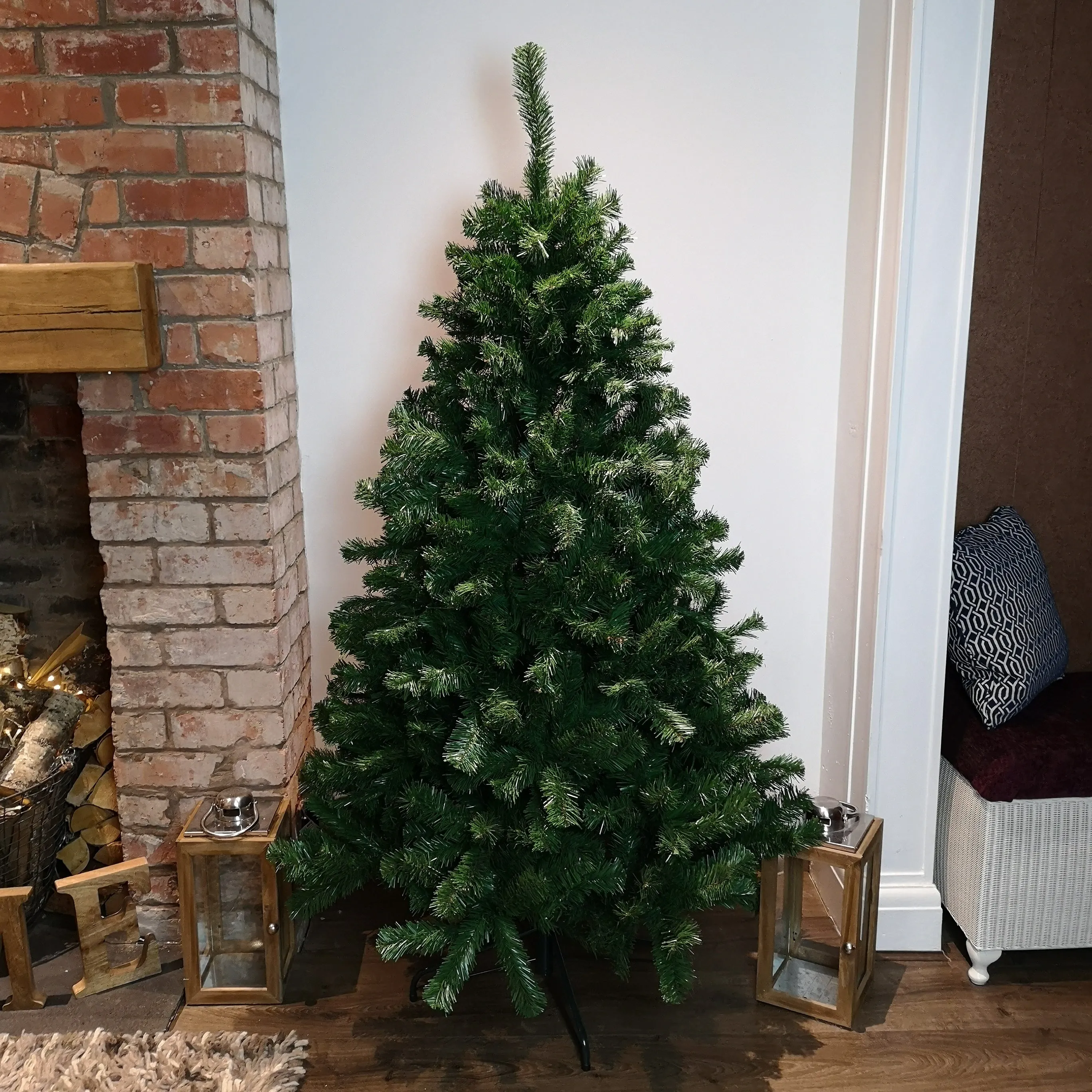 180cm 6ft Carson Spruce Green Hinged Festive Christmas Tree With 711 Tips